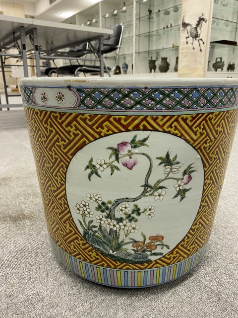 古玩陶瓷粉彩錦地開光花鳥紋缸真品鑒賞圖