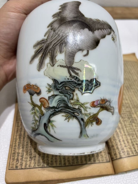 古玩陶瓷英雄獨立瓶真品鑒賞圖