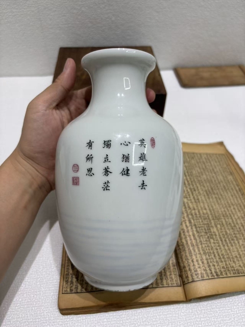 古玩陶瓷英雄獨立瓶真品鑒賞圖