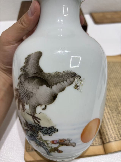 古玩陶瓷英雄獨立瓶真品鑒賞圖