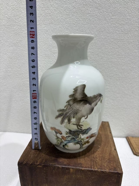古玩陶瓷英雄獨立瓶真品鑒賞圖
