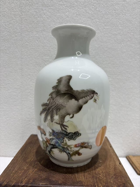 古玩陶瓷英雄獨立瓶真品鑒賞圖