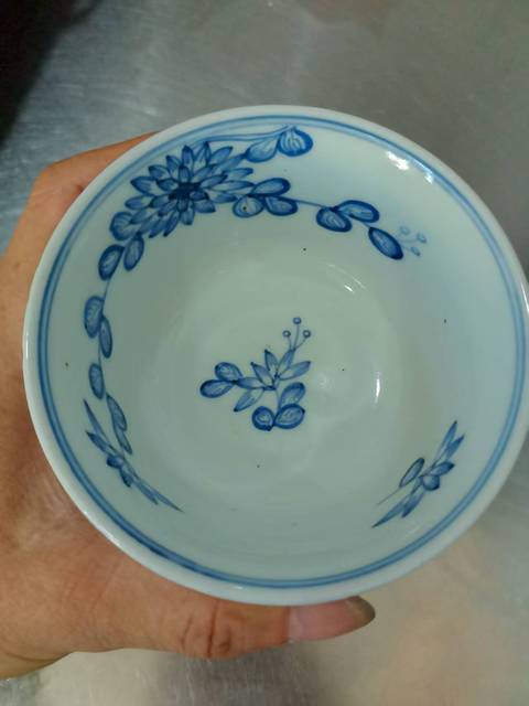古玩陶瓷青花淡描花卉紋茶碗真品鑒賞圖
