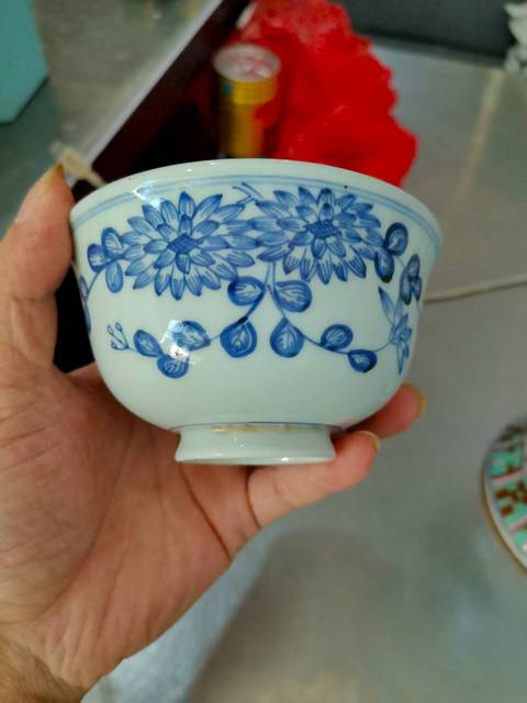 古玩陶瓷青花淡描花卉紋茶碗真品鑒賞圖
