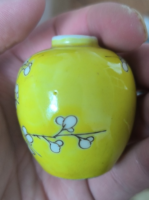 古玩陶瓷黃釉粉彩梅花紋罐真品鑒賞圖