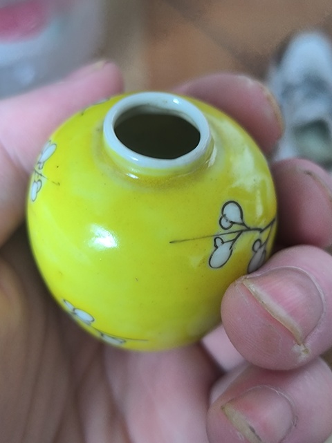 古玩陶瓷黃釉粉彩梅花紋罐真品鑒賞圖