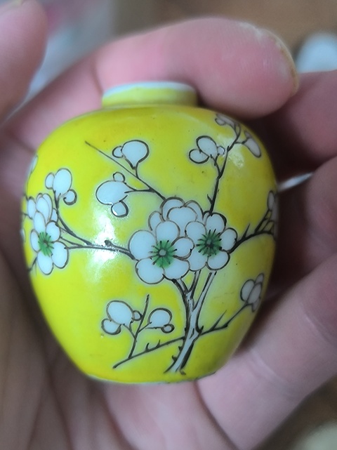 古玩陶瓷黃釉粉彩梅花紋罐真品鑒賞圖