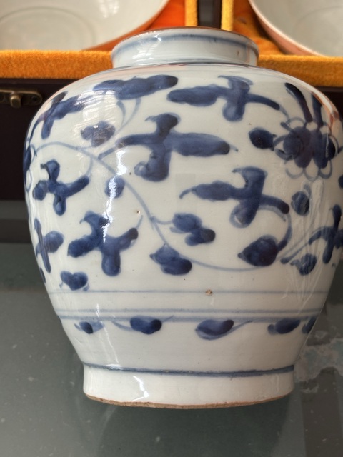 古玩陶瓷樹葉款花卉紋青花醬口圈足罐真品鑒賞圖