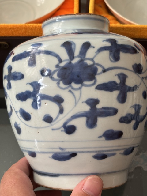 古玩陶瓷樹葉款花卉紋青花醬口圈足罐真品鑒賞圖