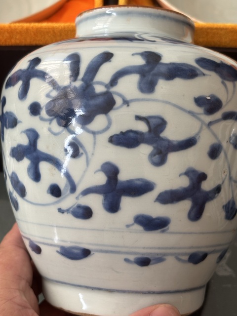 古玩陶瓷樹葉款花卉紋青花醬口圈足罐真品鑒賞圖