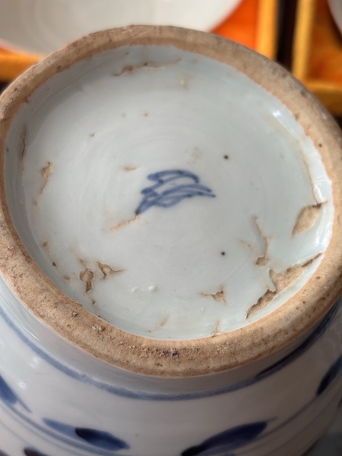 古玩陶瓷樹葉款花卉紋青花醬口圈足罐真品鑒賞圖