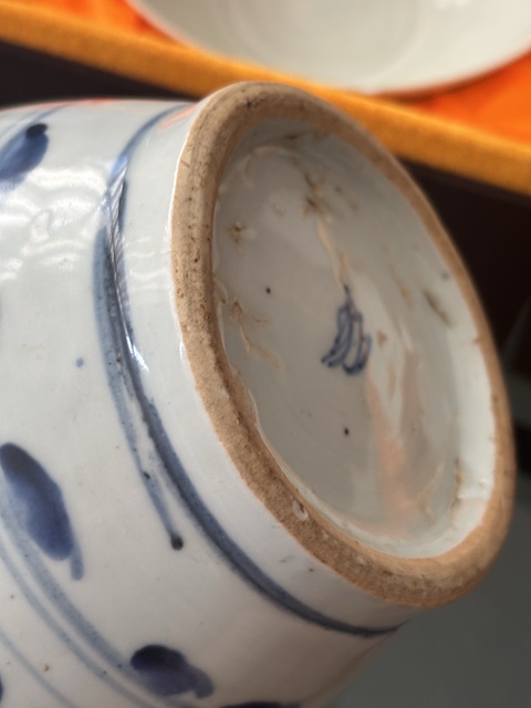 古玩陶瓷樹葉款花卉紋青花醬口圈足罐真品鑒賞圖