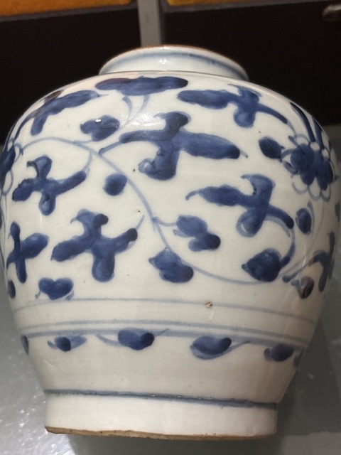 古玩陶瓷樹葉款花卉紋青花醬口圈足罐真品鑒賞圖