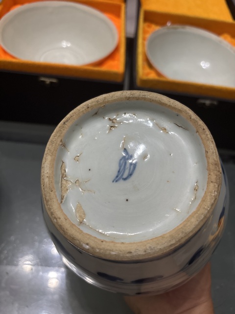 古玩陶瓷樹葉款花卉紋青花醬口圈足罐真品鑒賞圖