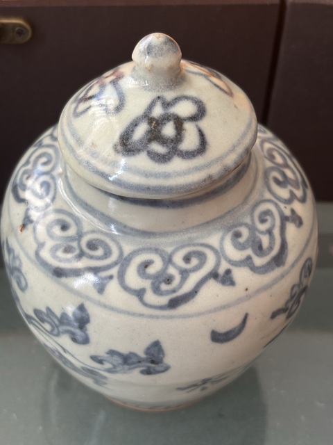 古玩陶瓷青花花卉紋蓋罐真品鑒賞圖