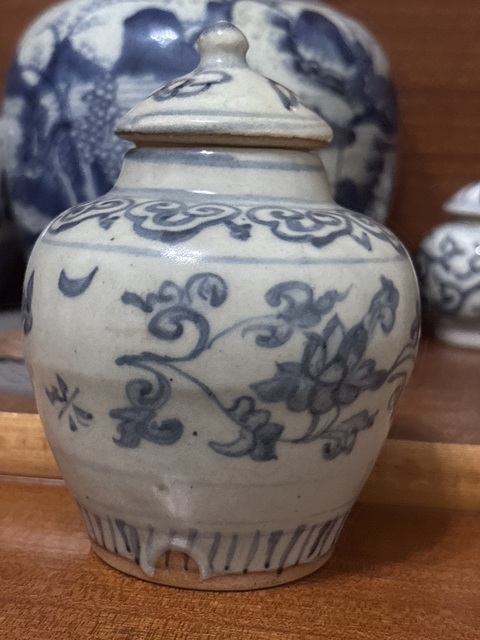 古玩陶瓷青花花卉紋蓋罐真品鑒賞圖