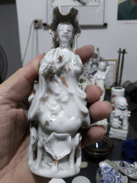 古玩陶瓷民國時期德化窯白釉觀音塑像真品鑒賞圖