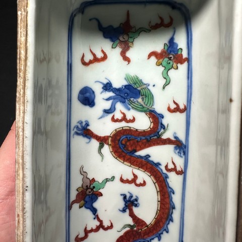 古玩陶瓷青花五彩龍紋蓋盒真品鑒賞圖