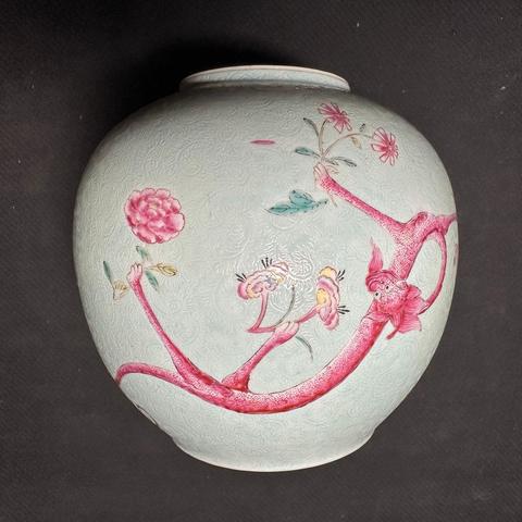 古玩陶瓷蘋果綠軋道粉彩夔龍紋罐真品鑒賞圖