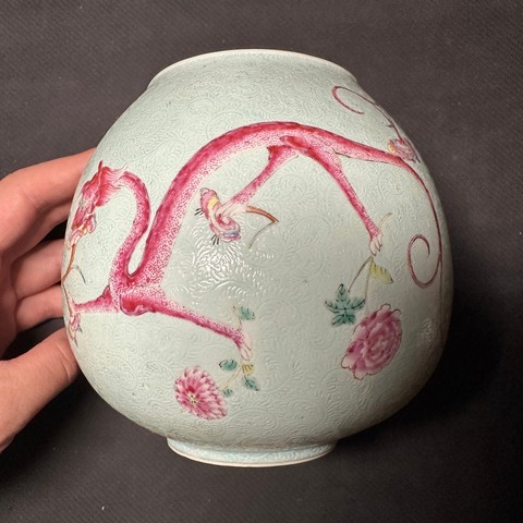 古玩陶瓷蘋果綠軋道粉彩夔龍紋罐真品鑒賞圖