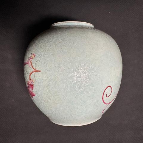 古玩陶瓷蘋果綠軋道粉彩夔龍紋罐真品鑒賞圖