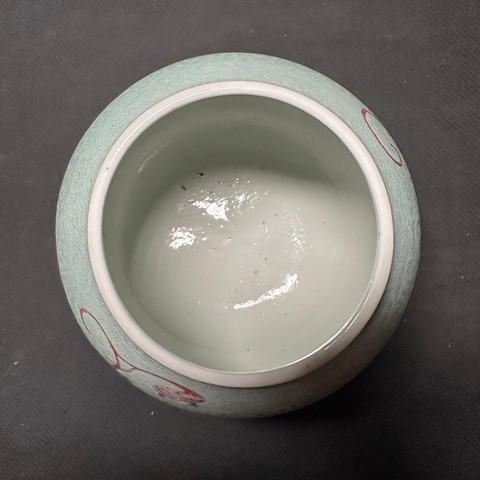 古玩陶瓷蘋果綠軋道粉彩夔龍紋罐真品鑒賞圖