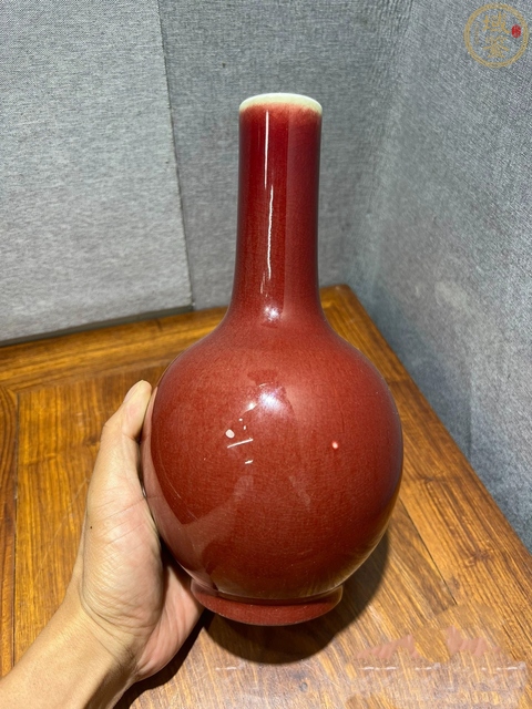 古玩陶瓷紅釉天球瓶真品鑒賞圖
