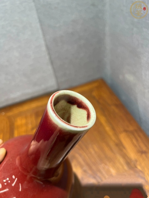 古玩陶瓷紅釉天球瓶真品鑒賞圖