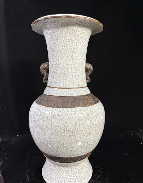 古玩陶瓷哥釉鐵銹花雙耳瓶真品鑒賞圖
