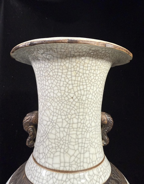 古玩陶瓷哥釉鐵銹花雙耳瓶真品鑒賞圖