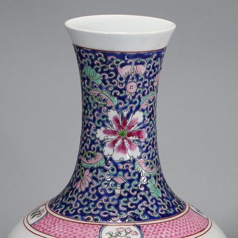 古玩陶瓷粉彩孔雀花卉紋賞瓶真品鑒賞圖