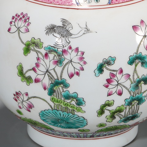 古玩陶瓷粉彩孔雀花卉紋賞瓶真品鑒賞圖