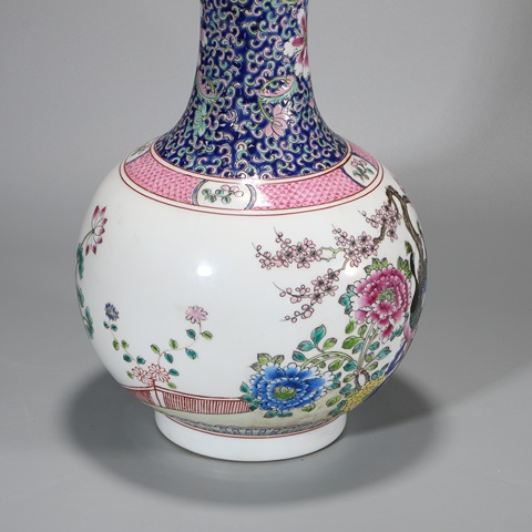 古玩陶瓷粉彩孔雀花卉紋賞瓶真品鑒賞圖