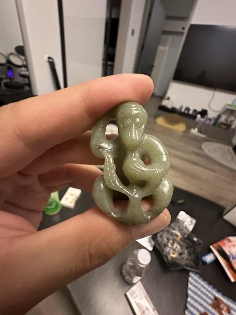 古玩玉器和田玉雕“靈猴獻(xiàn)壽”把件真品鑒賞圖