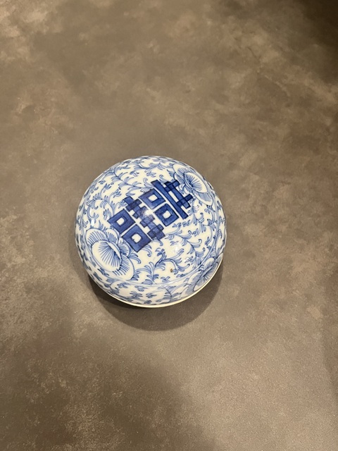 古玩陶瓷青花纏枝喜字紋蓋盒真品鑒賞圖