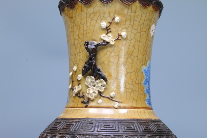 古玩陶瓷清中期·哥釉青花麻姑獻壽圖撇口瓶拍賣,當前價格19290元