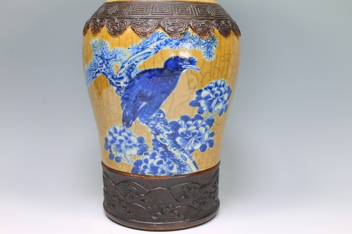 古玩陶瓷清中期·哥釉青花麻姑獻壽圖撇口瓶拍賣,當前價格19290元