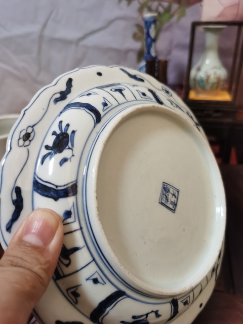 古玩陶瓷日本明治青花山水人物盤真品鑒賞圖