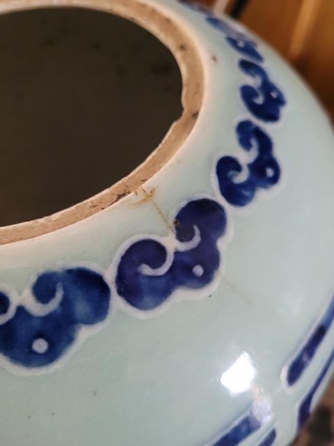古玩陶瓷豆青釉青花加白福字紋西瓜罐真品鑒賞圖