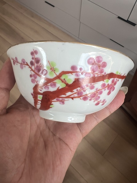 古玩陶瓷粉彩梅花紋茶碗真品鑒賞圖