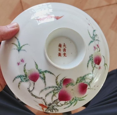 古玩陶瓷桃蝠紋粉彩蓋盤真品鑒賞圖