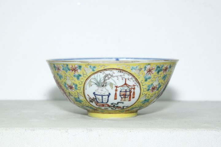 古玩陶瓷清光緒·外黃地福祿萬代開窗龍鳳博古紋內青花三陽開泰紋節令膳碗（官）拍賣，當前價格16992元