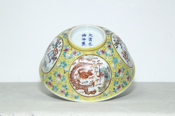 古玩陶瓷清光緒·外黃地福祿萬代開窗龍鳳博古紋內青花三陽開泰紋節令膳碗（官）拍賣，當前價格16992元