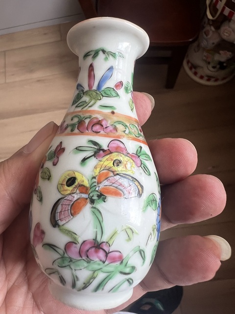 古玩陶瓷廣彩花蝶紋玉壺春瓶真品鑒賞圖