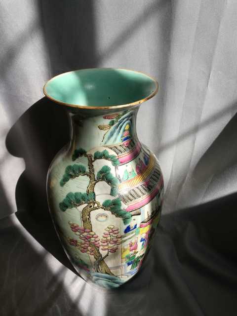 古玩陶瓷人物紋粉彩瓶真品鑒賞圖