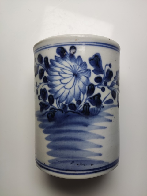 古玩陶瓷花卉紋青花筆筒真品鑒賞圖