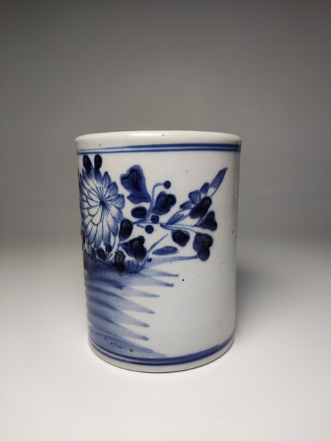 古玩陶瓷花卉紋青花筆筒真品鑒賞圖