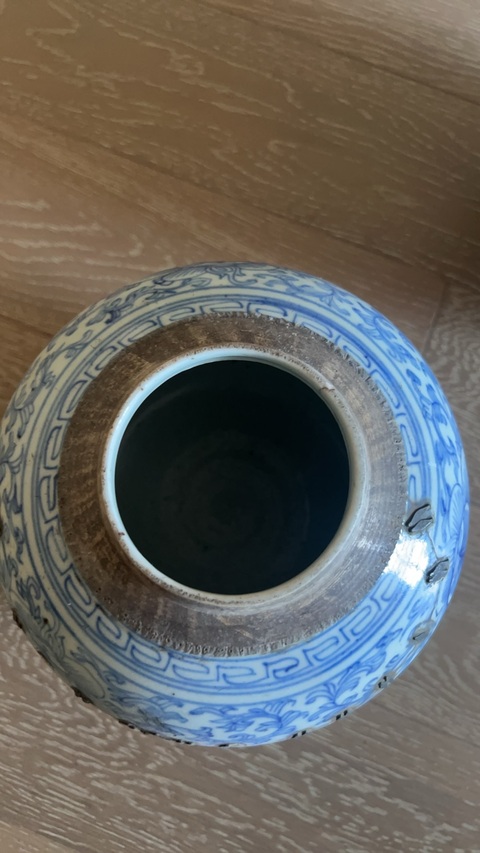 古玩陶瓷纏枝花卉紋青花罐真品鑒賞圖