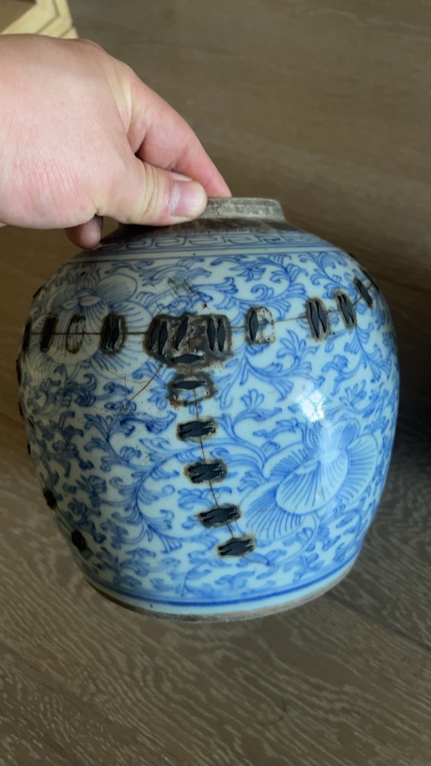 古玩陶瓷纏枝花卉紋青花罐真品鑒賞圖