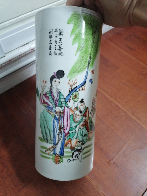 古玩陶瓷三娘教子圖新粉彩玉璧底帽筒真品鑒賞圖